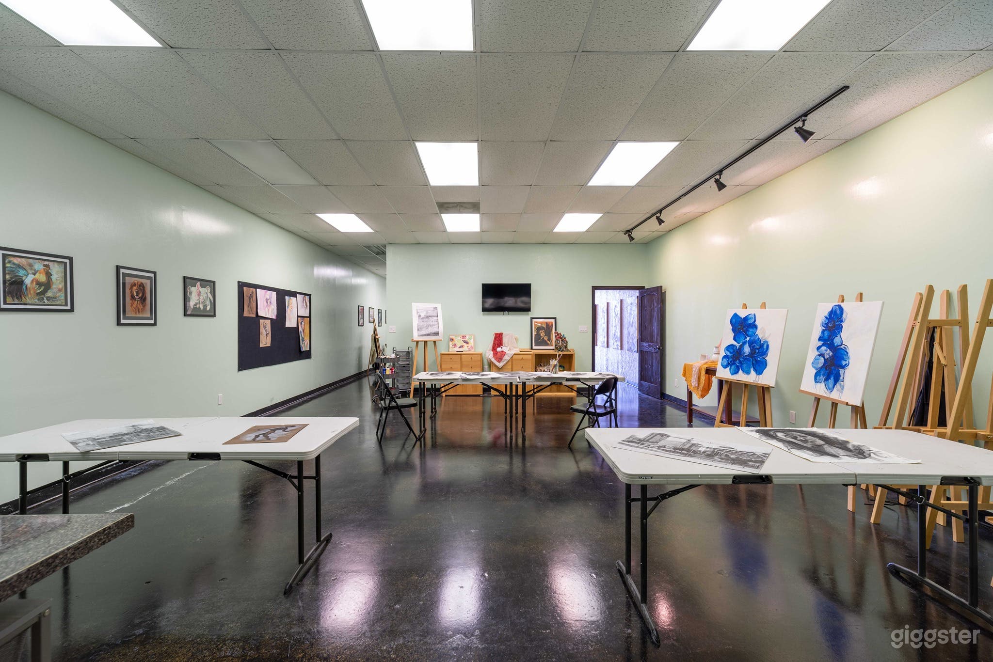 European-styled Fine Arts Studio Photo 3