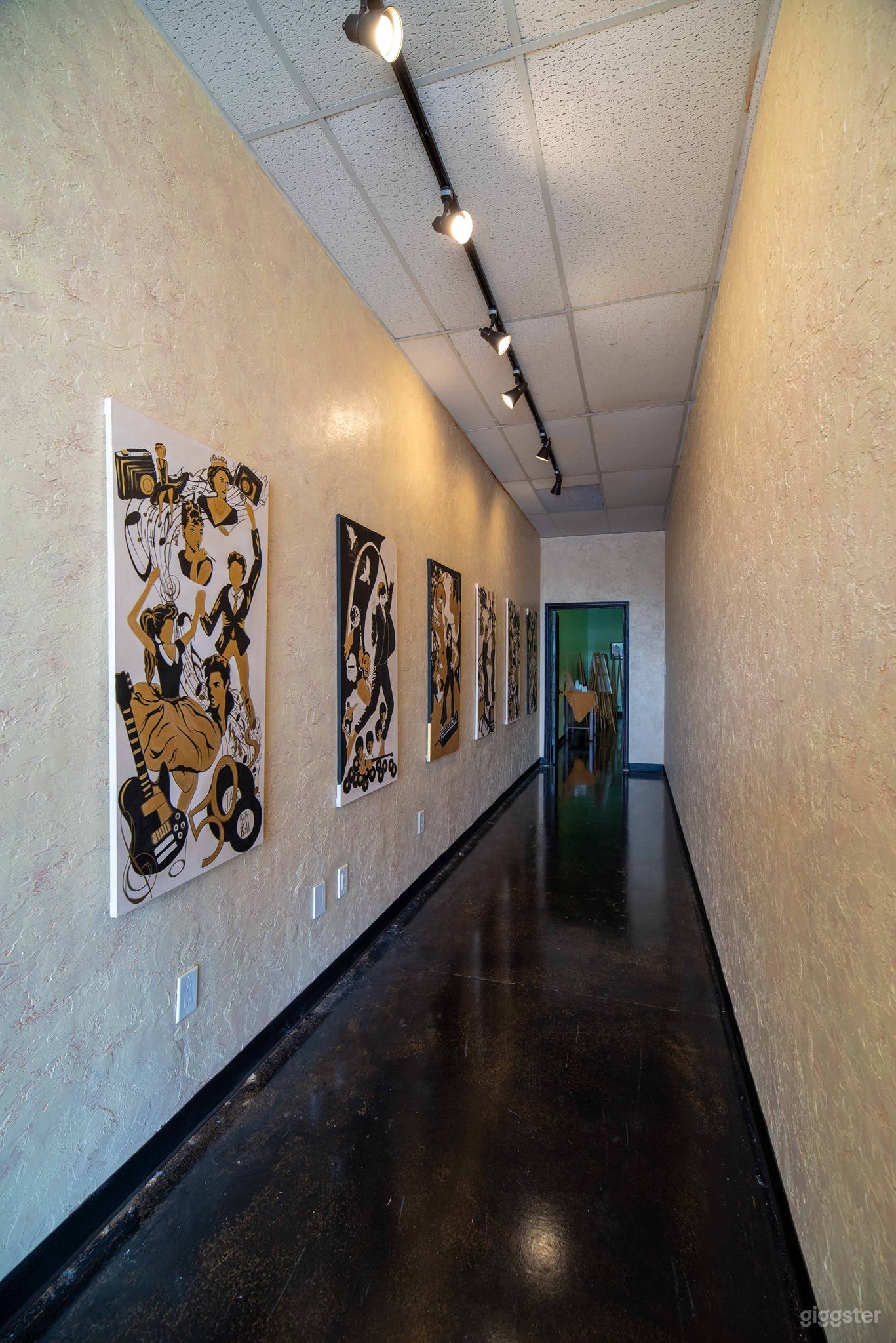 European-styled Fine Arts Studio Photo 2