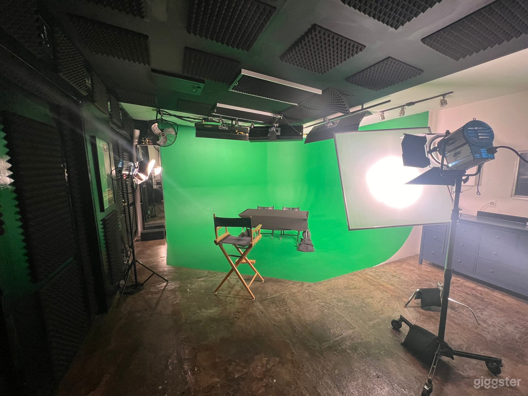 Pre Lit Green Screen Shooting Space Photo 2