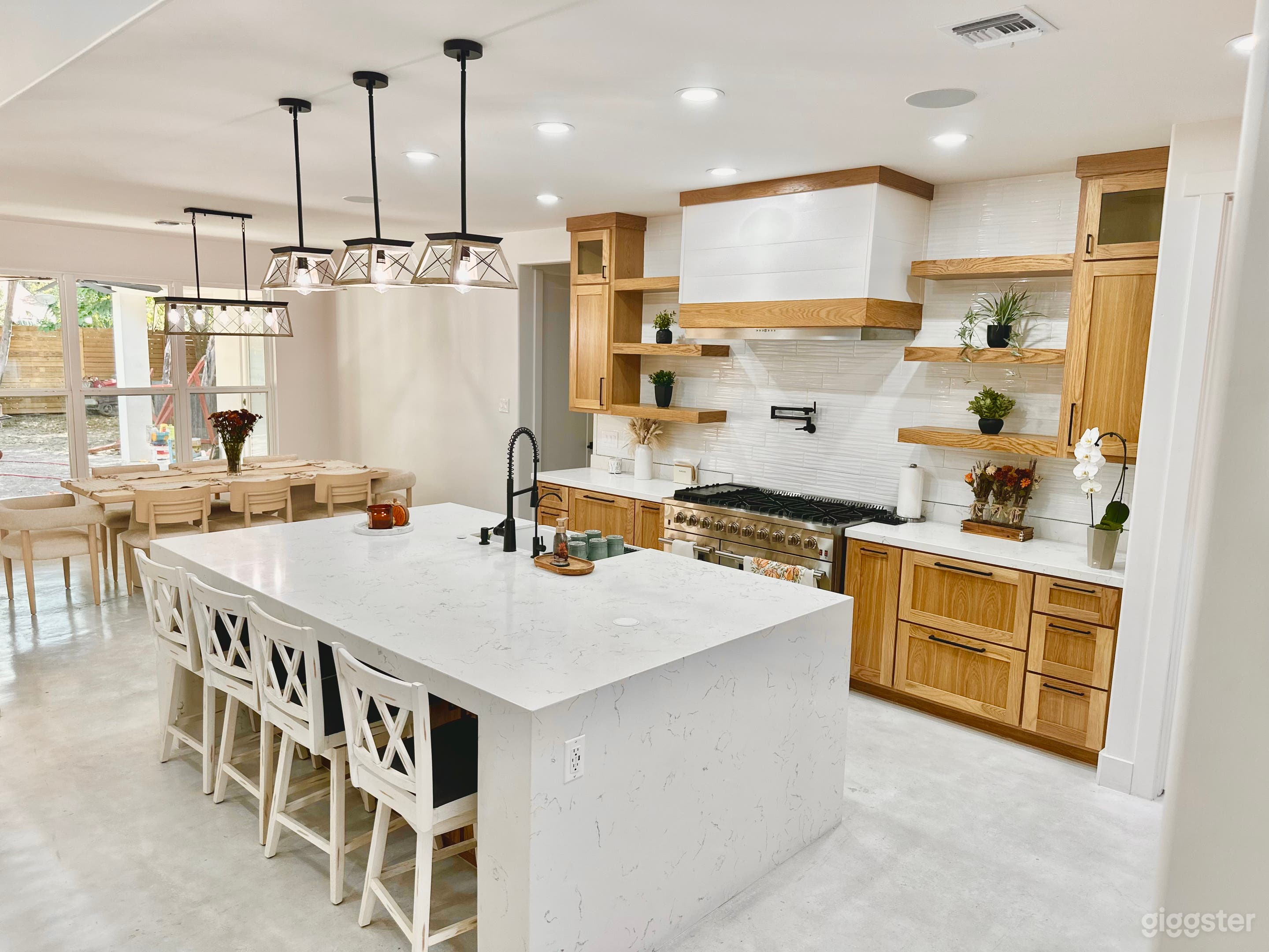 Beautiful bright open concept home Photo 1