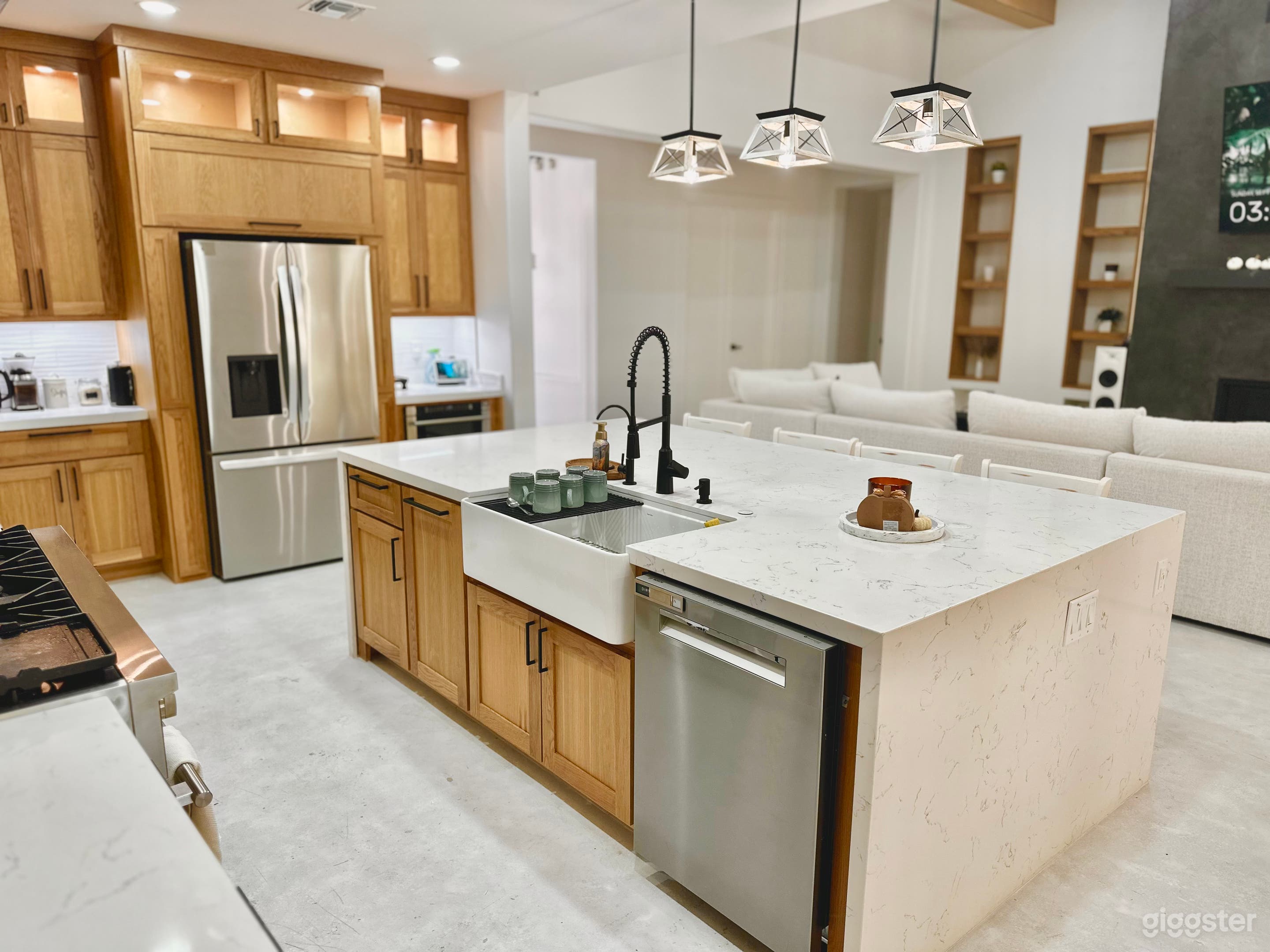 Beautiful bright open concept home Photo 3