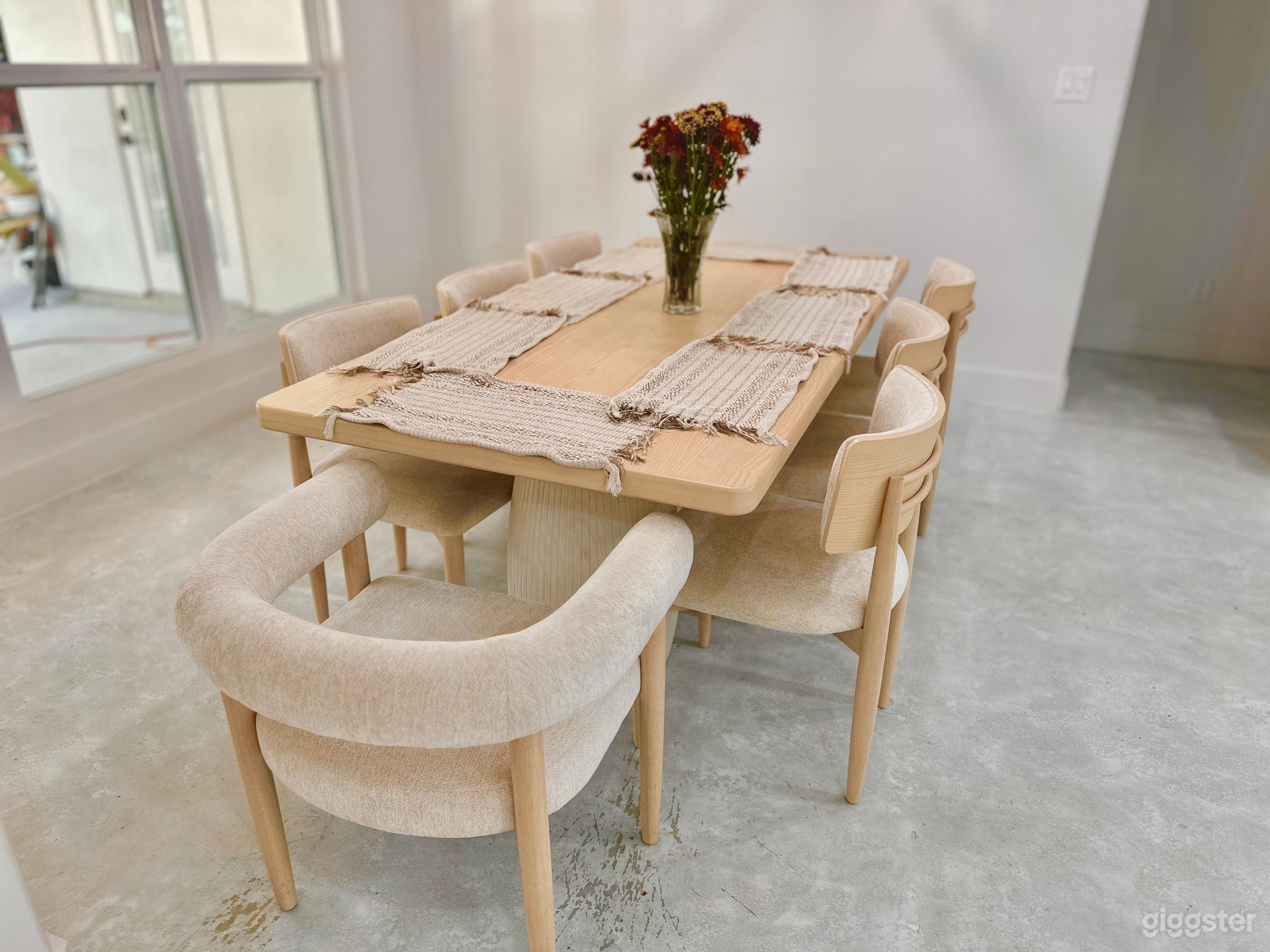 Beautiful bright open concept home Photo 4