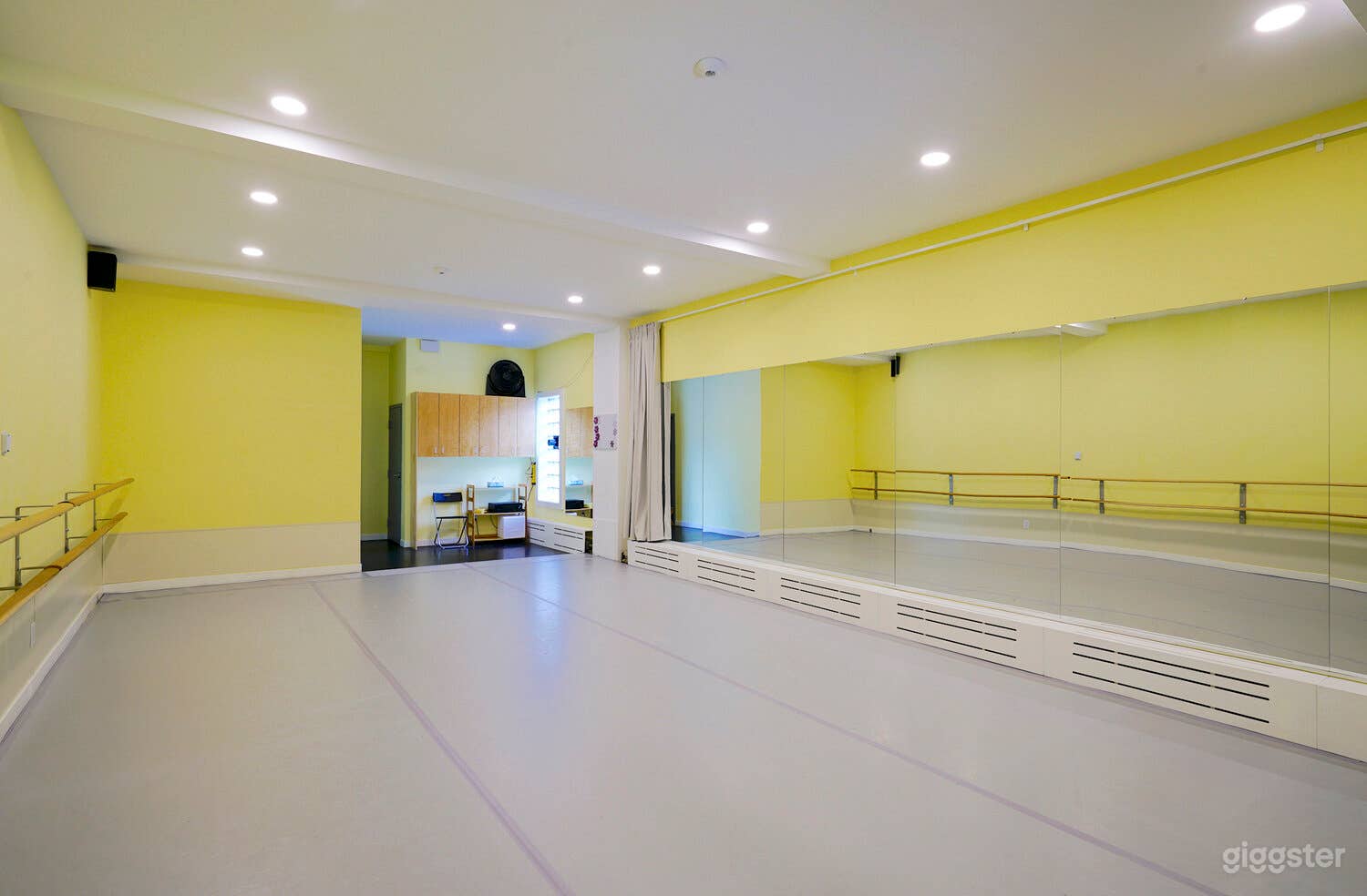 Banana Studio - Warm &amp; Welcoming Dance Studio 3 Photo 2