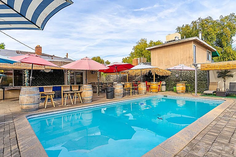  Tropical Pool Retreat with TikiBar and Lounge 