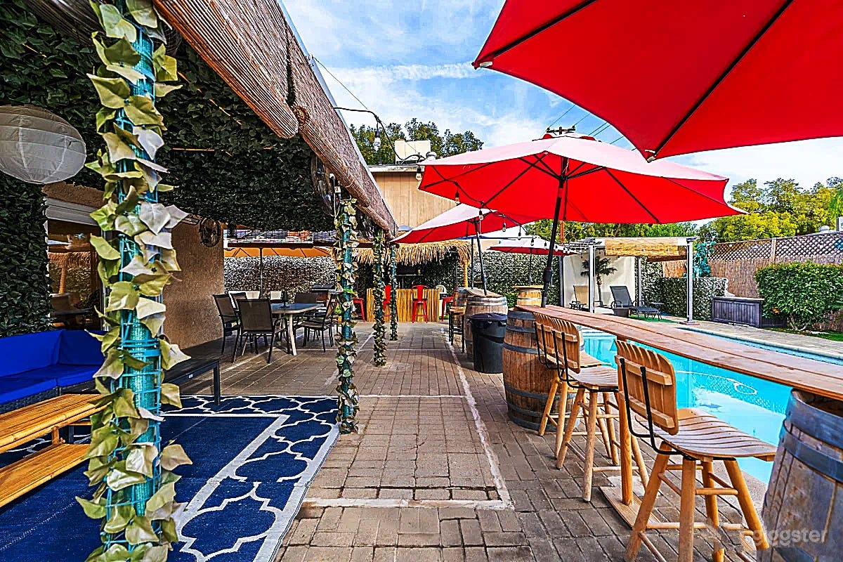 Tropical Pool Retreat with TikiBar and Lounge Photo 4