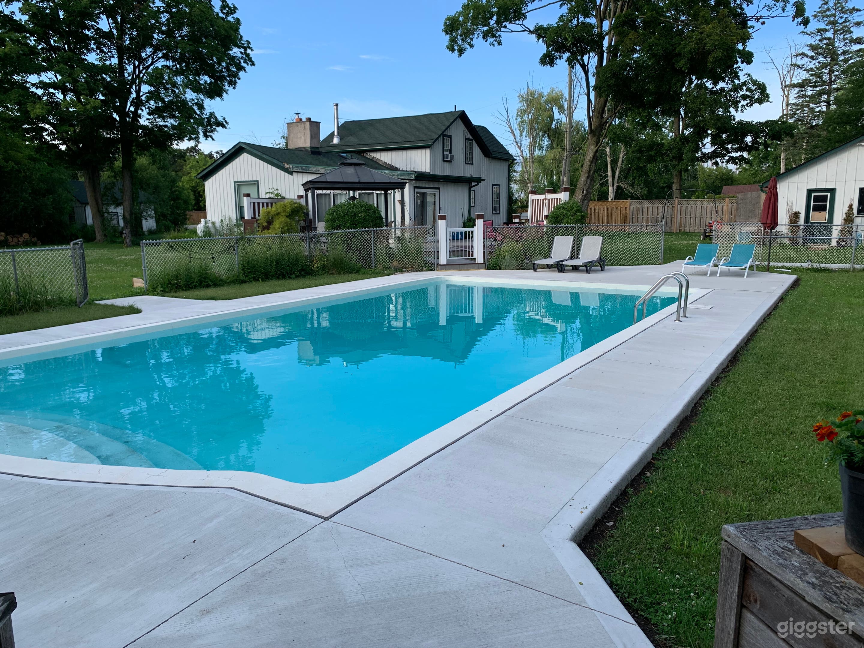 Outdoor pool (20 x 40ft)