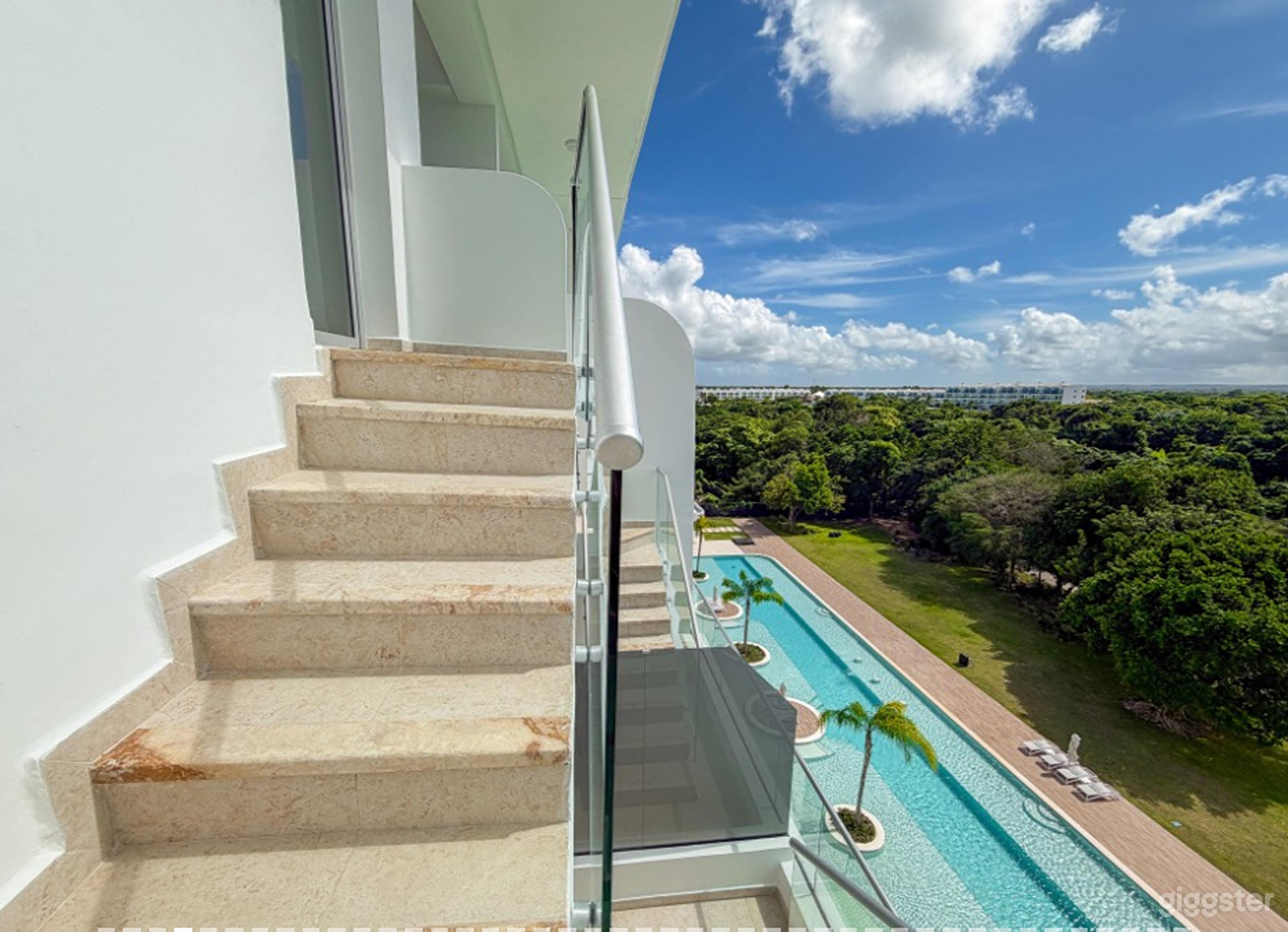 Stylish Penthouse With Overlooking Infinity Pool Photo 3