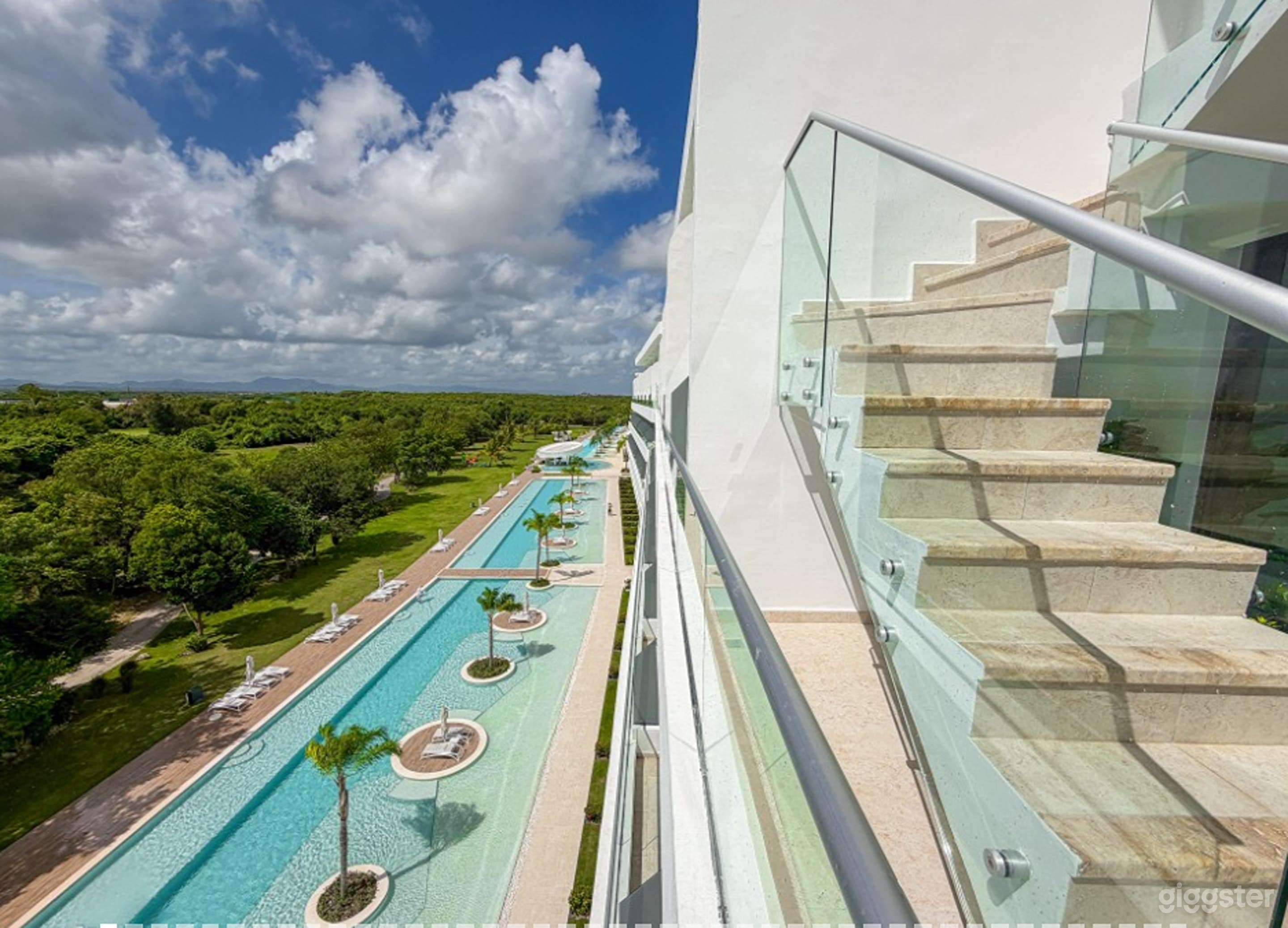 Stylish Penthouse With Overlooking Infinity Pool Photo 2