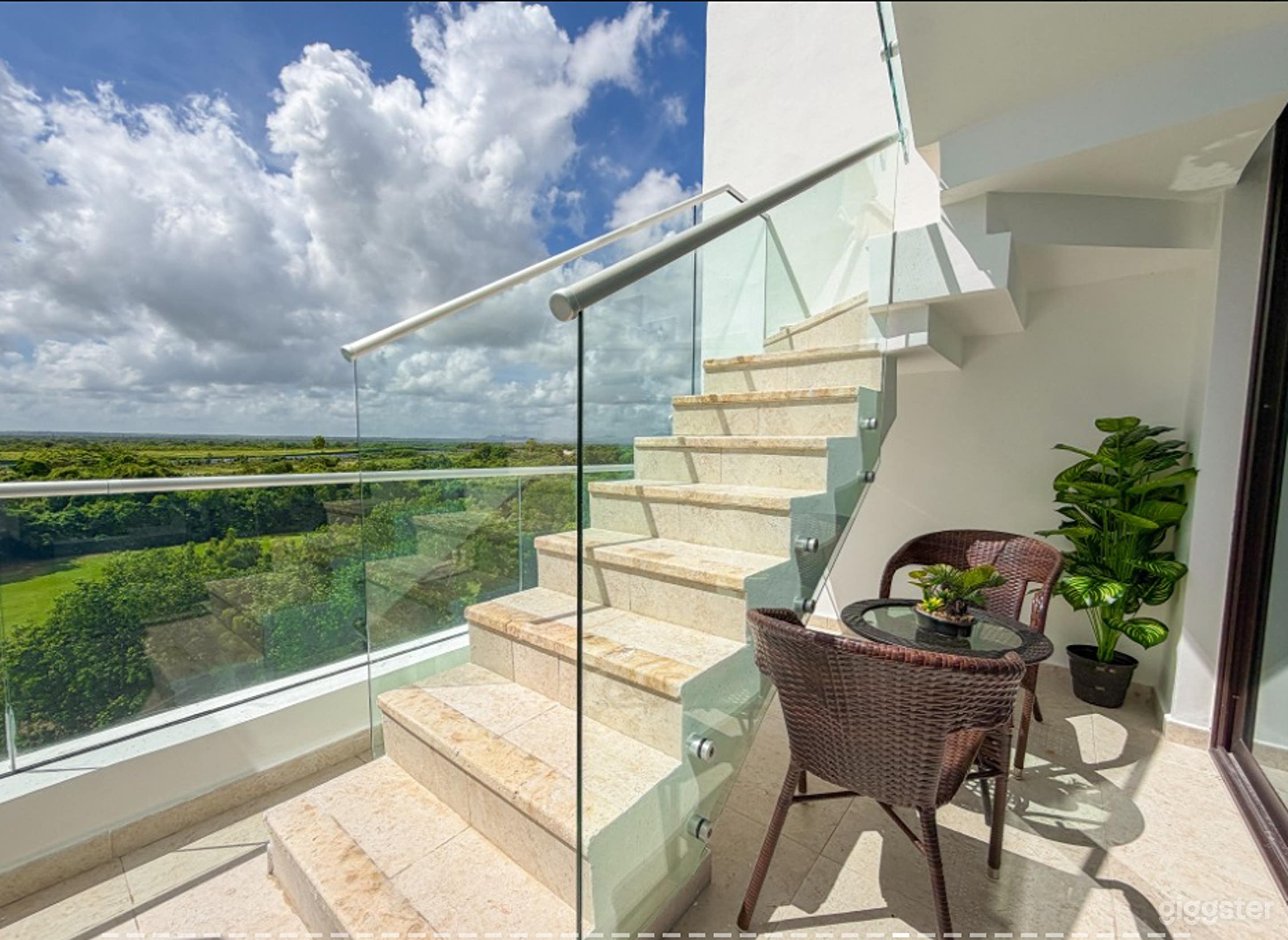 Stylish Penthouse With Overlooking Infinity Pool Photo 4