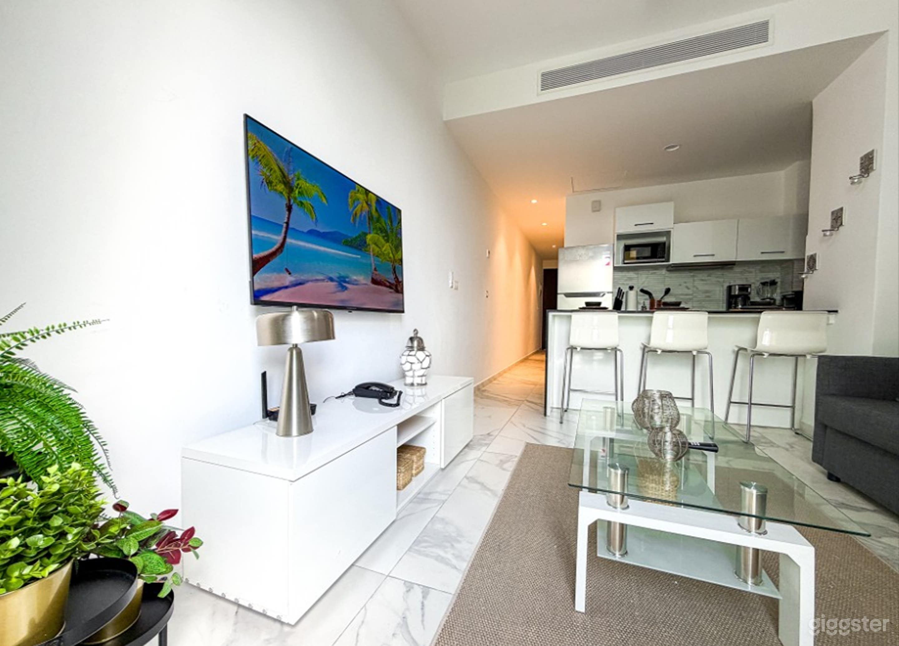 Stylish Penthouse With Overlooking Infinity Pool Photo 1