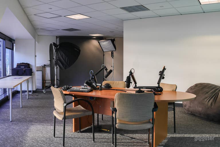  Studio: Professional Podcasting & Creative Space 