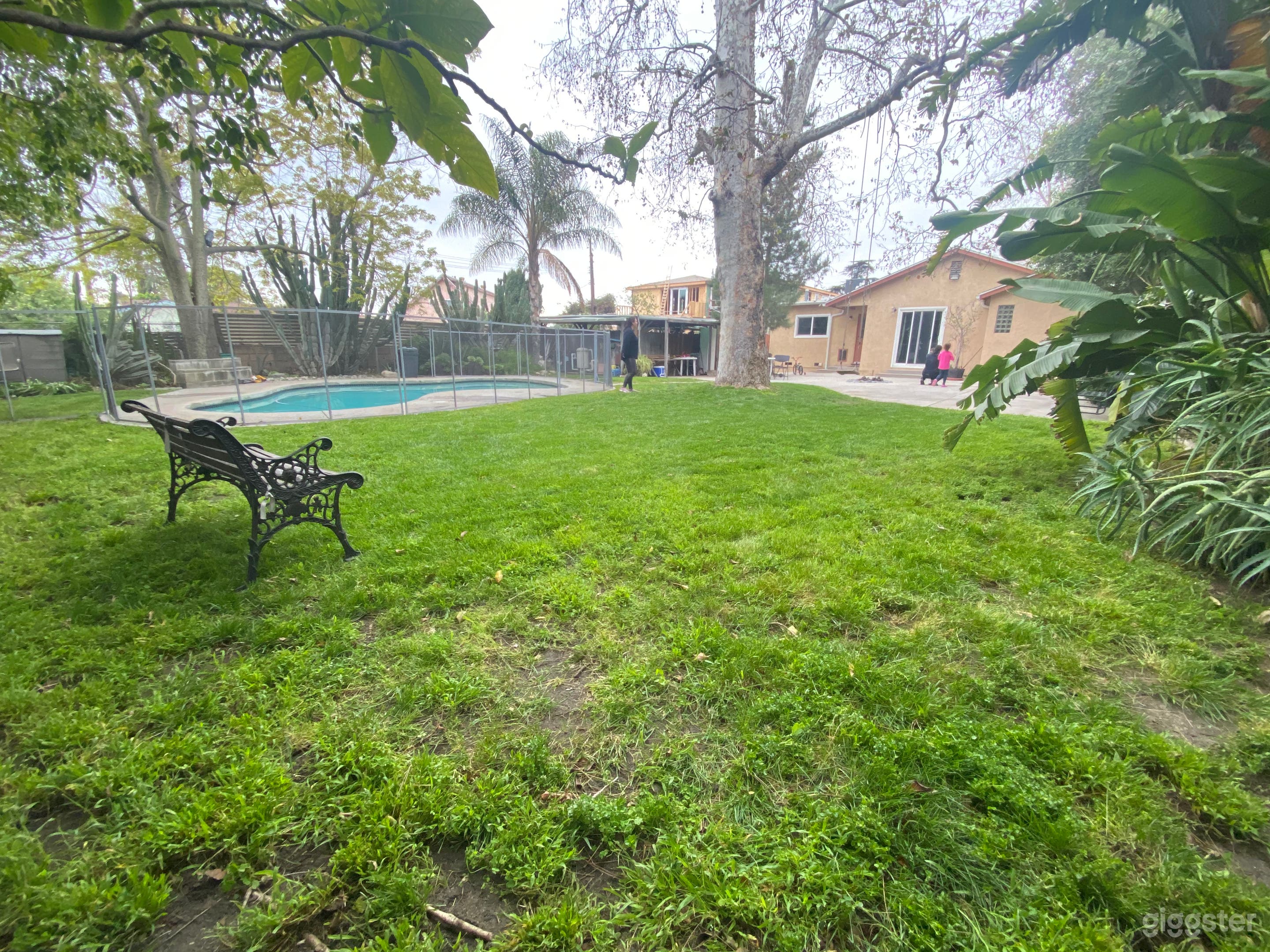 Large secluded backyard with pool, patio &amp; firepit Photo 4