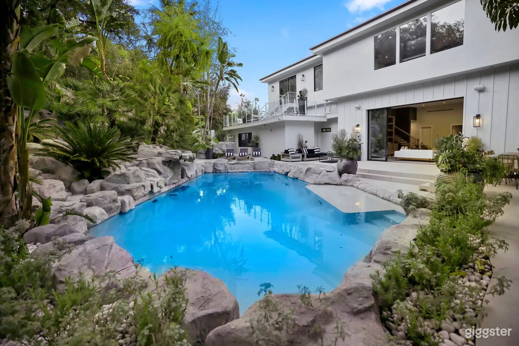 SLEEK ZEN TROPICAL POOL Photo 1