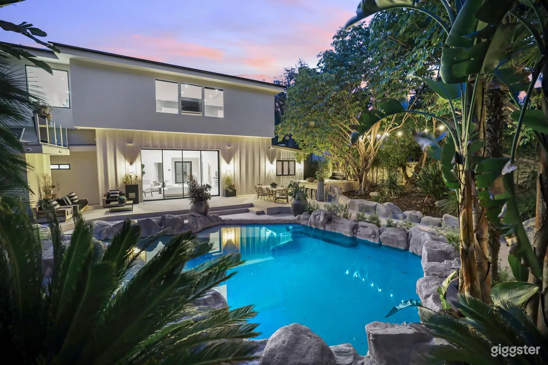 SLEEK ZEN TROPICAL POOL Photo 4