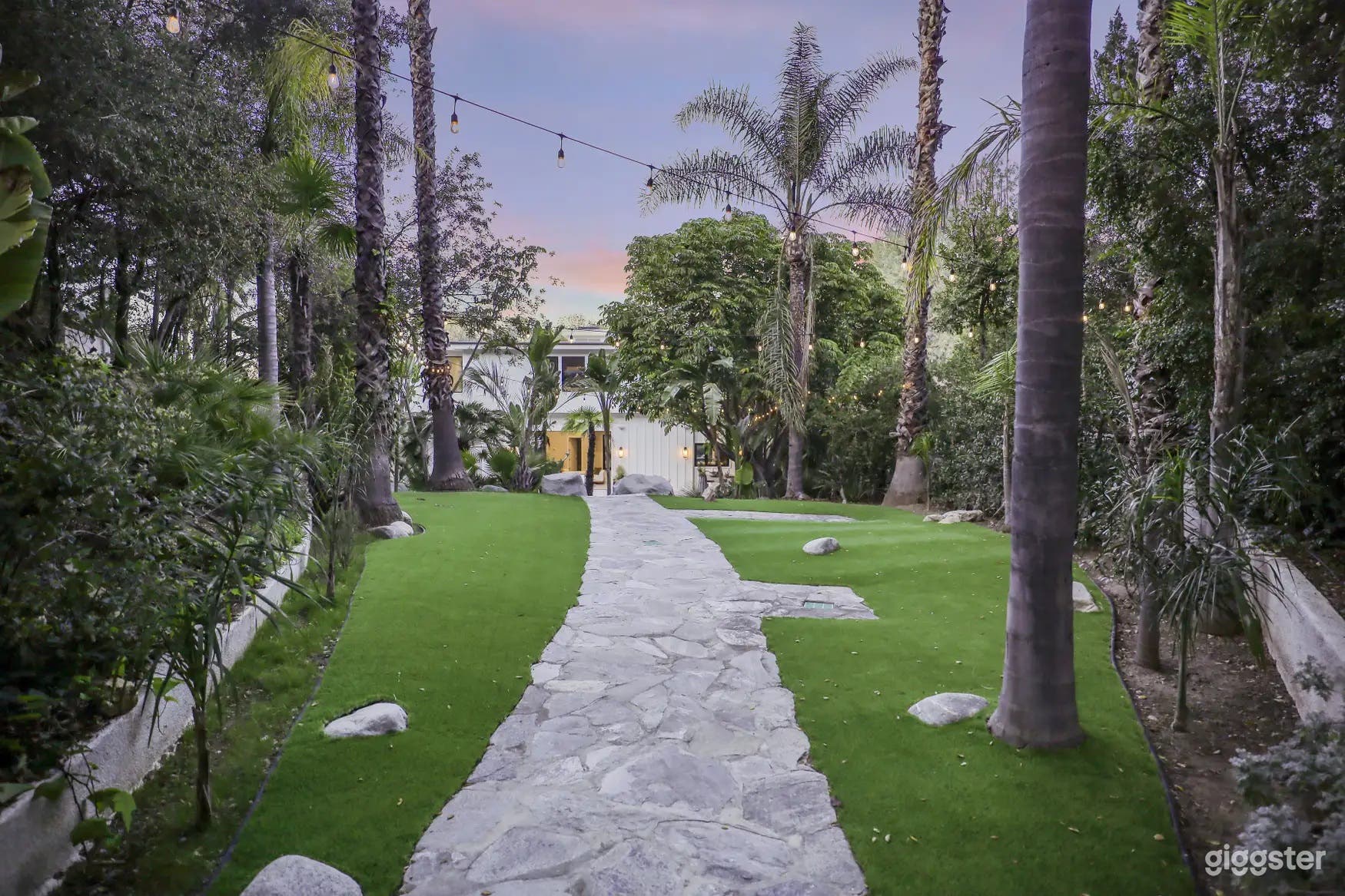 SLEEK ZEN TROPICAL POOL Photo 3