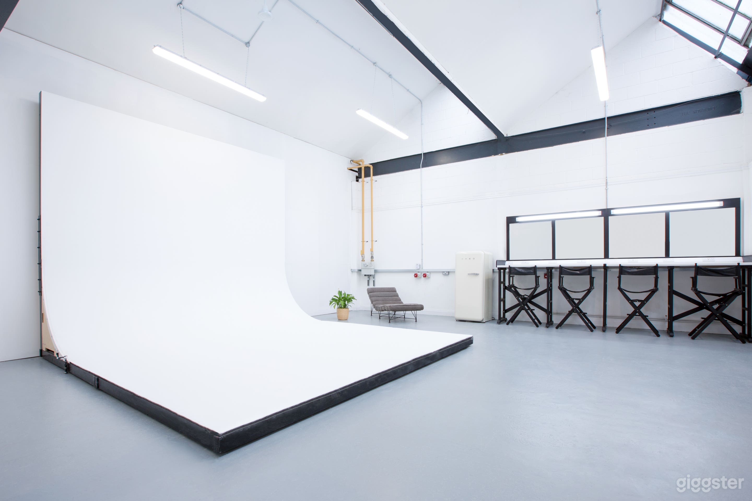 Bright Studio Space With Mobile Cove Photo 1