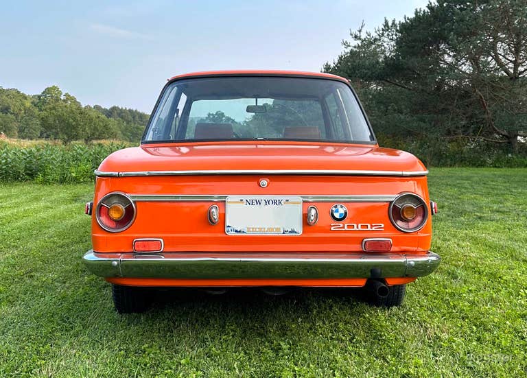  Coche vintage BMW 2002 naranja 1971 