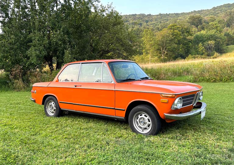  Coche vintage BMW 2002 naranja 1971 