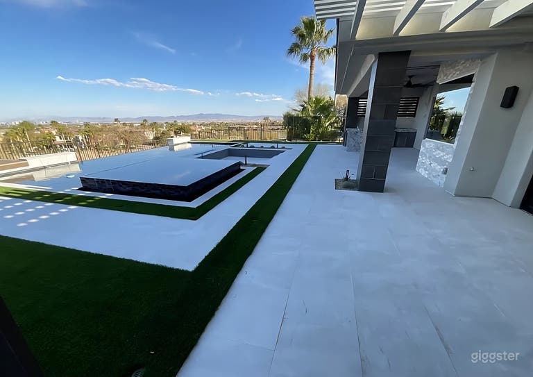  Sophisticated Resort Style Backyard 