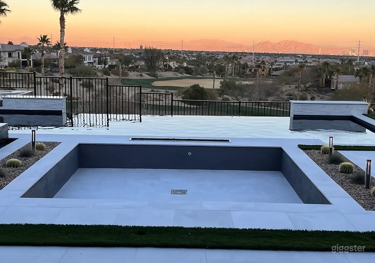  Sophisticated Resort Style Backyard 