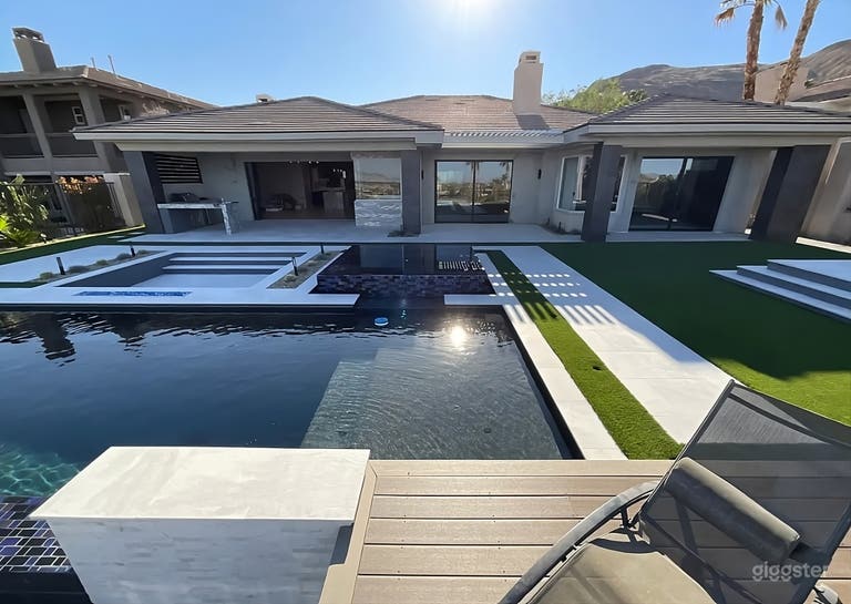  Sophisticated Resort Style Backyard 