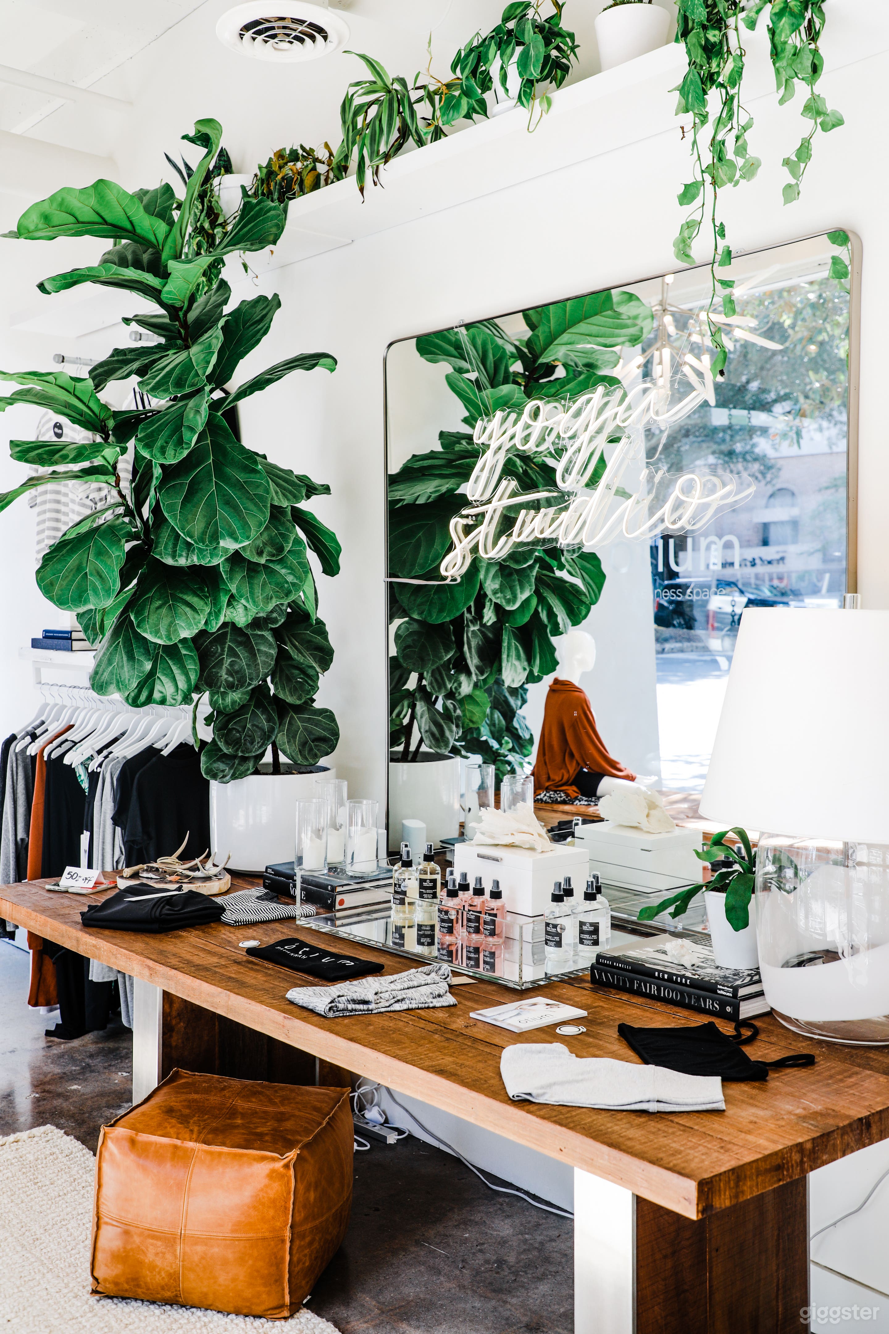 Modern, white fitness and wellness space Photo 2