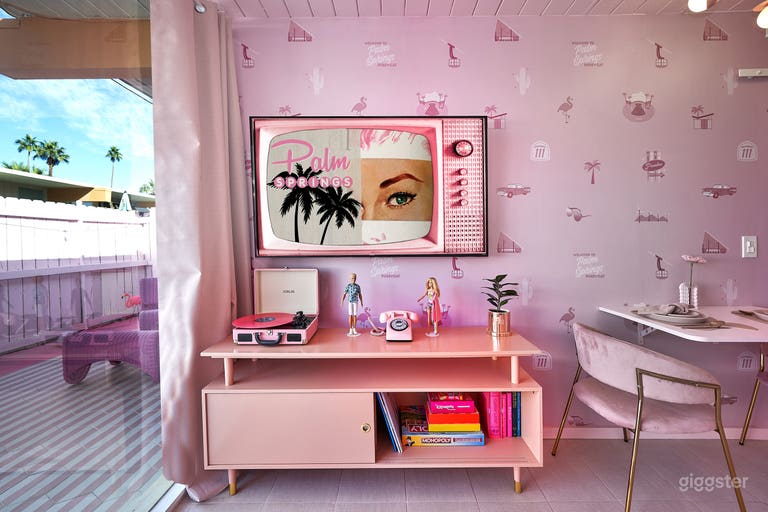  Large floor to ceiling windows brings in lots of light! 