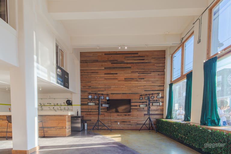  SEATTLE’S CREATIVE WAREHOUSE 