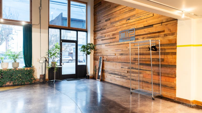  SEATTLE’S CREATIVE WAREHOUSE 