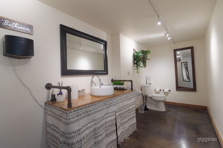  SEATTLE’S CREATIVE WAREHOUSE 