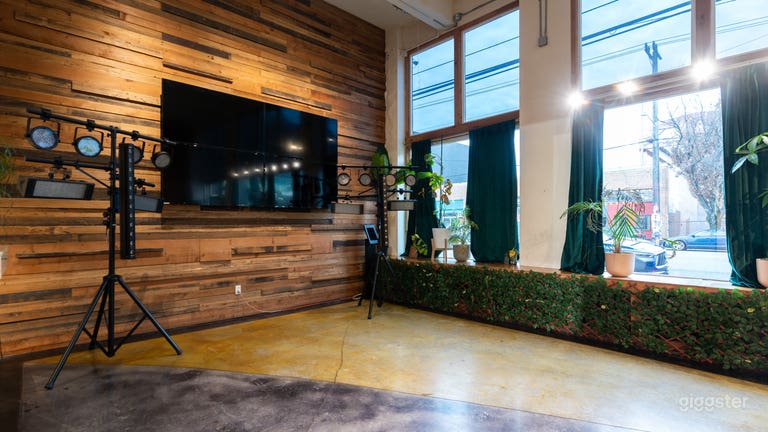  SEATTLE’S CREATIVE WAREHOUSE 