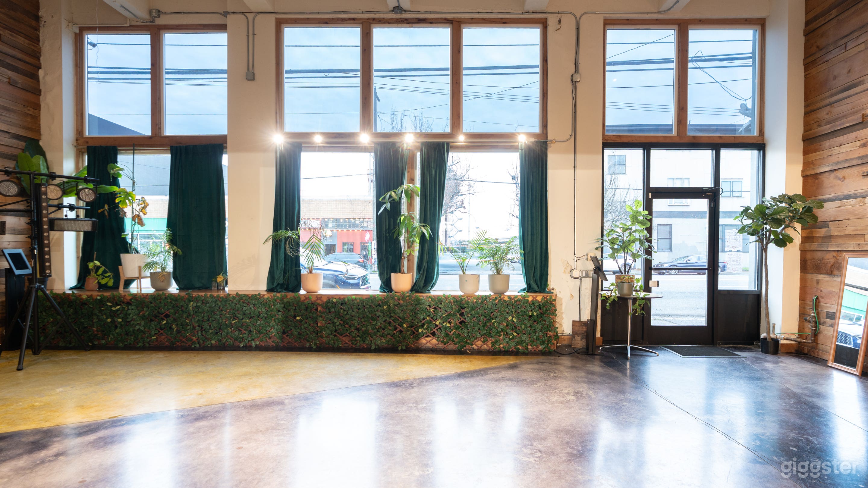 SEATTLE’S CREATIVE WAREHOUSE Photo 2