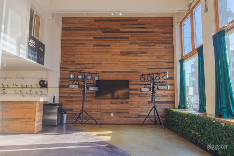  SEATTLE’S CREATIVE WAREHOUSE 