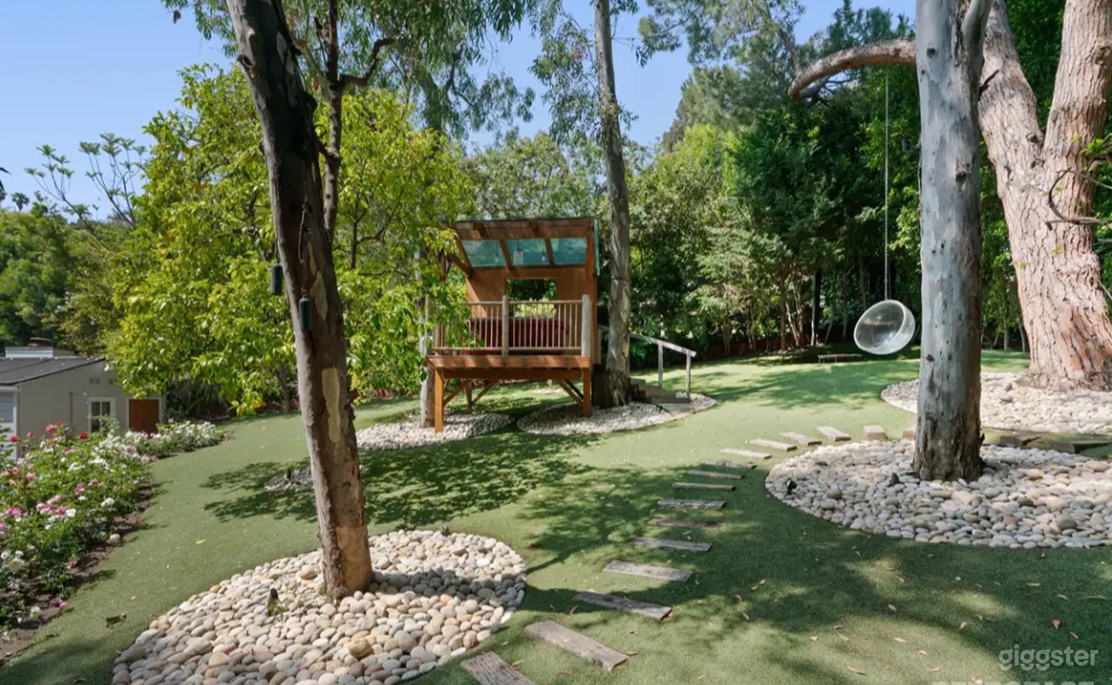 Vintage-Meets-Modern Creative Outdoor Oasis Near Sunset Blvd Photo 3