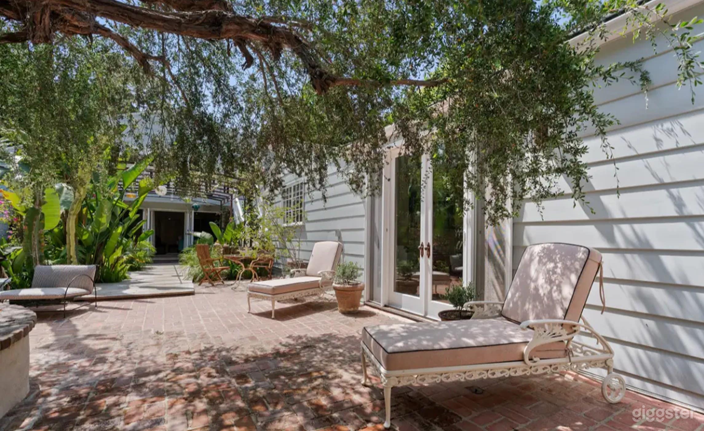 Vintage-Meets-Modern Creative Outdoor Oasis Near Sunset Blvd Photo 2