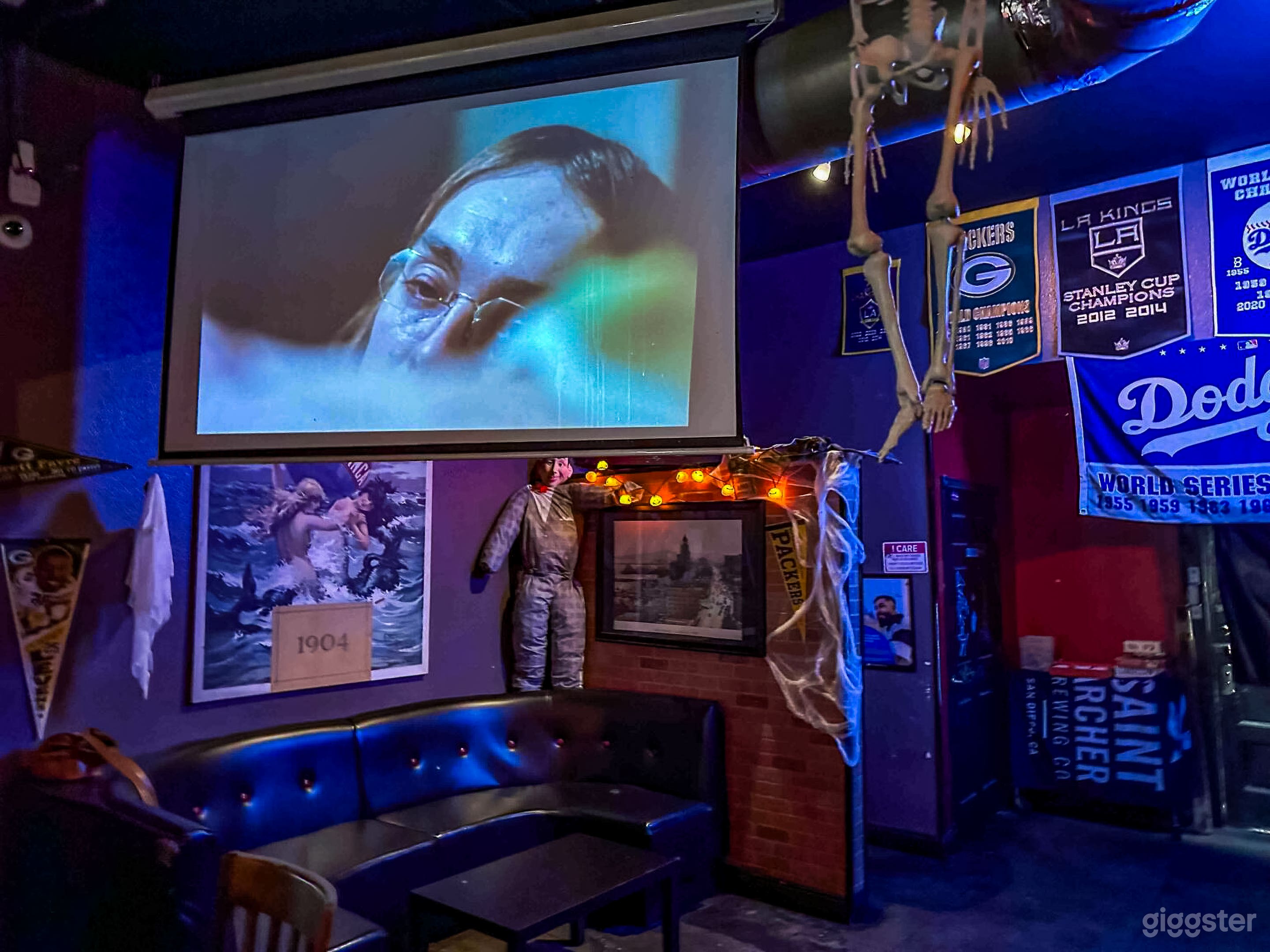 Classic Urban Dive Bar w/ Craft Drinks, Live Music & Gritty Photo 4