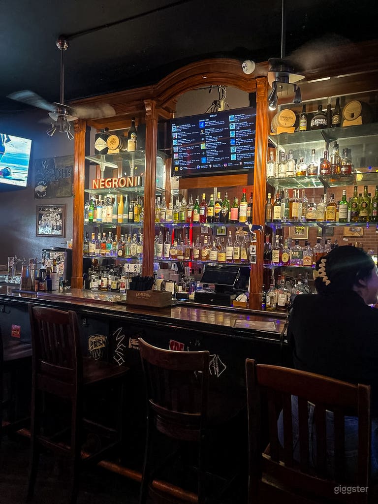  Bar Clásico Urbano con Bebidas Artesanales, Música en Vivo y Ambiente Rudo 