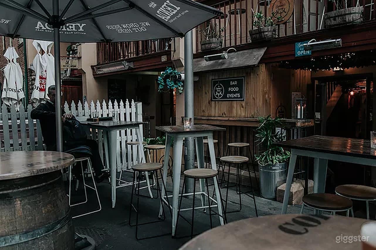 Courtyard Place with Good Food and Drinks Photo 2