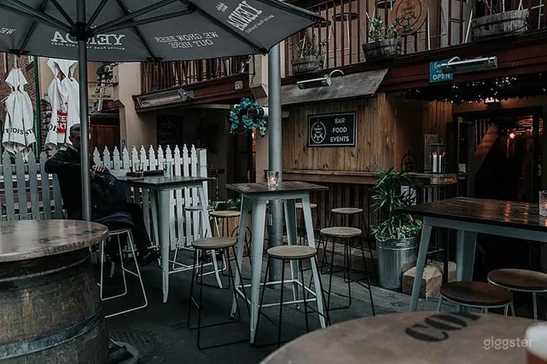  Lugar en el Patio con Buena Comida y Bebidas 