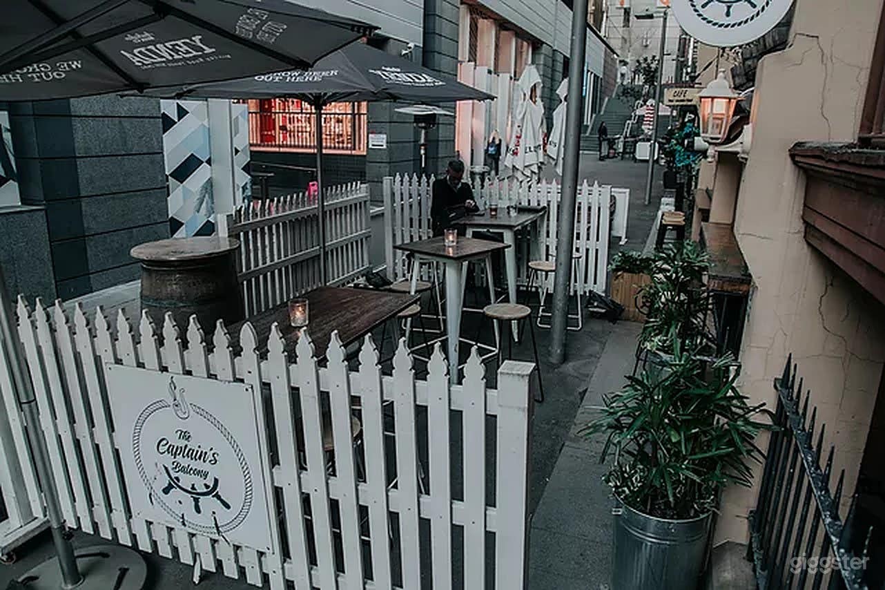 Courtyard Place with Good Food and Drinks Photo 4