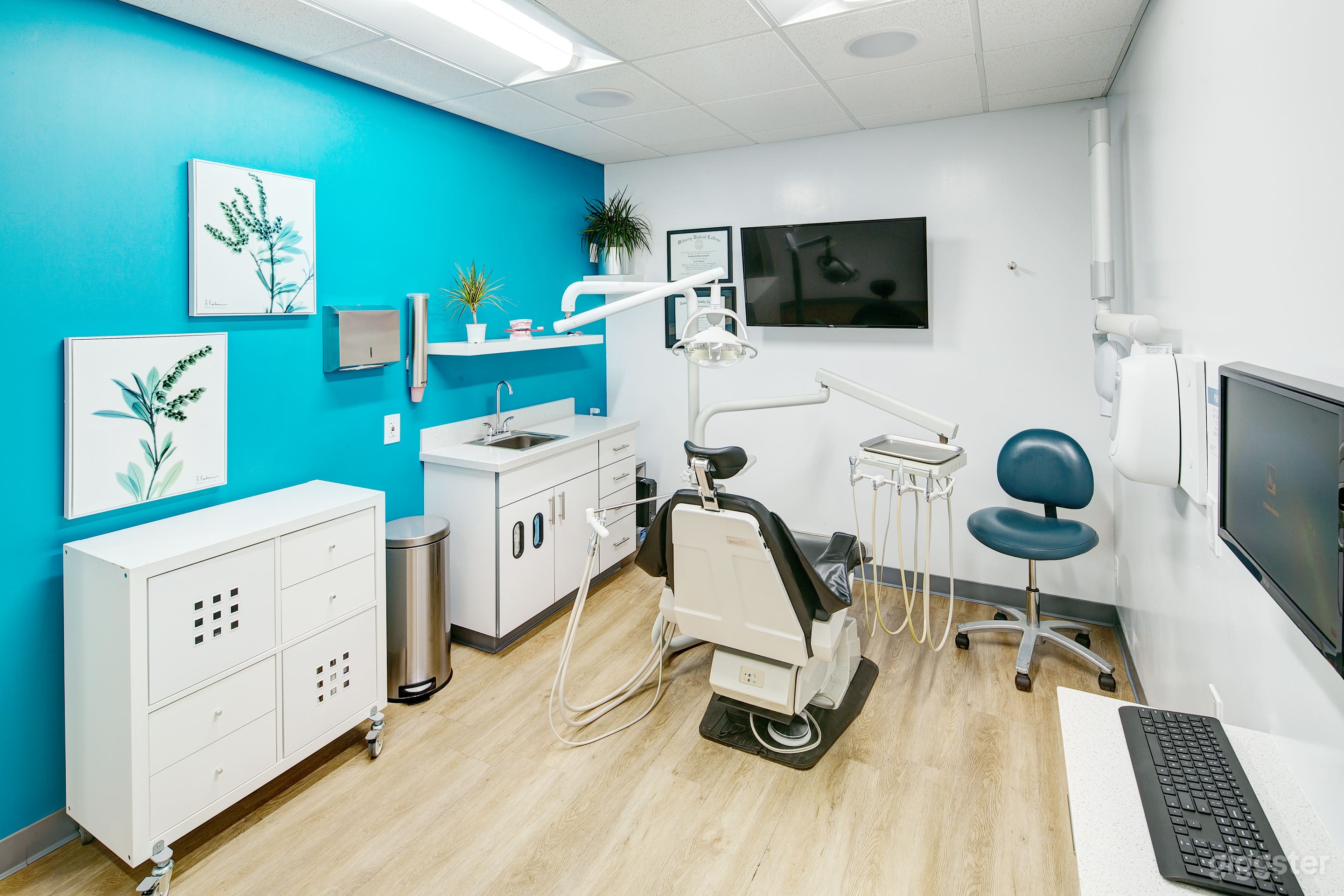 Dental Clinic with 8 Areas, Reception &amp; Waiting  Photo 2