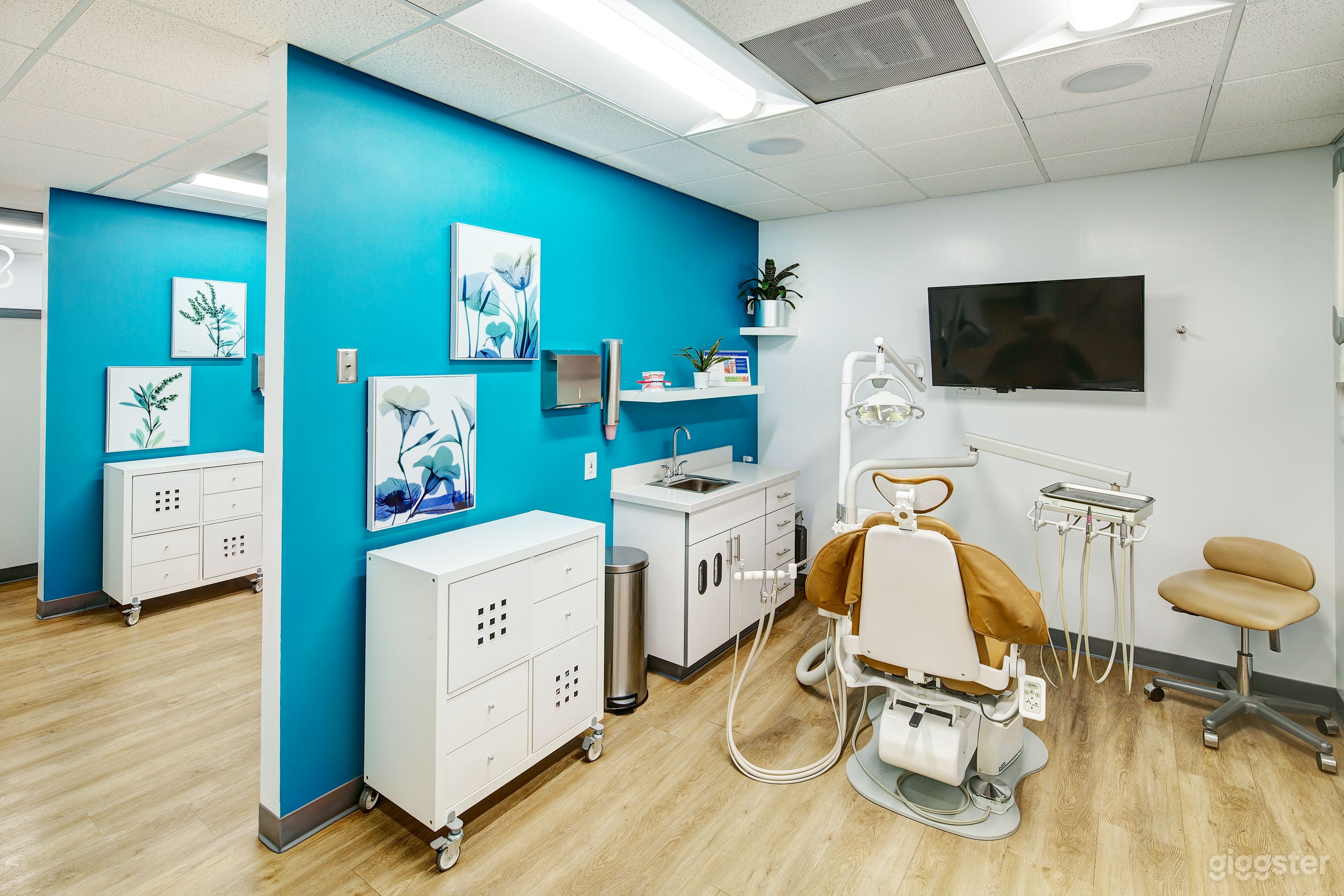 Dental Clinic with 8 Areas, Reception &amp; Waiting  Photo 1