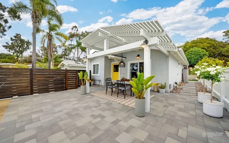  Modern Private Backyard Paradise 