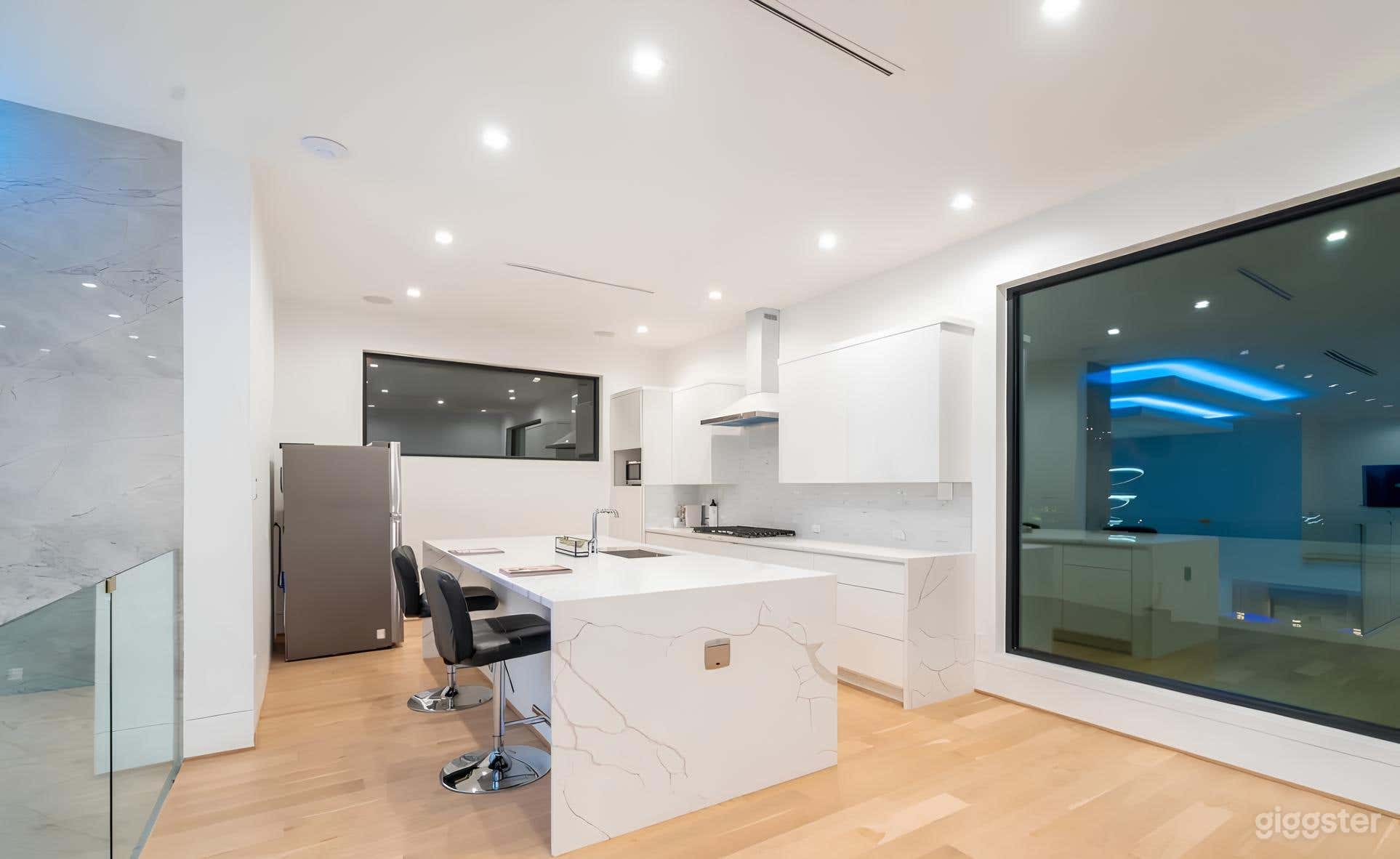  Luxurious Creative Haven with Pool in Dalllas (Buyout) Photo 4