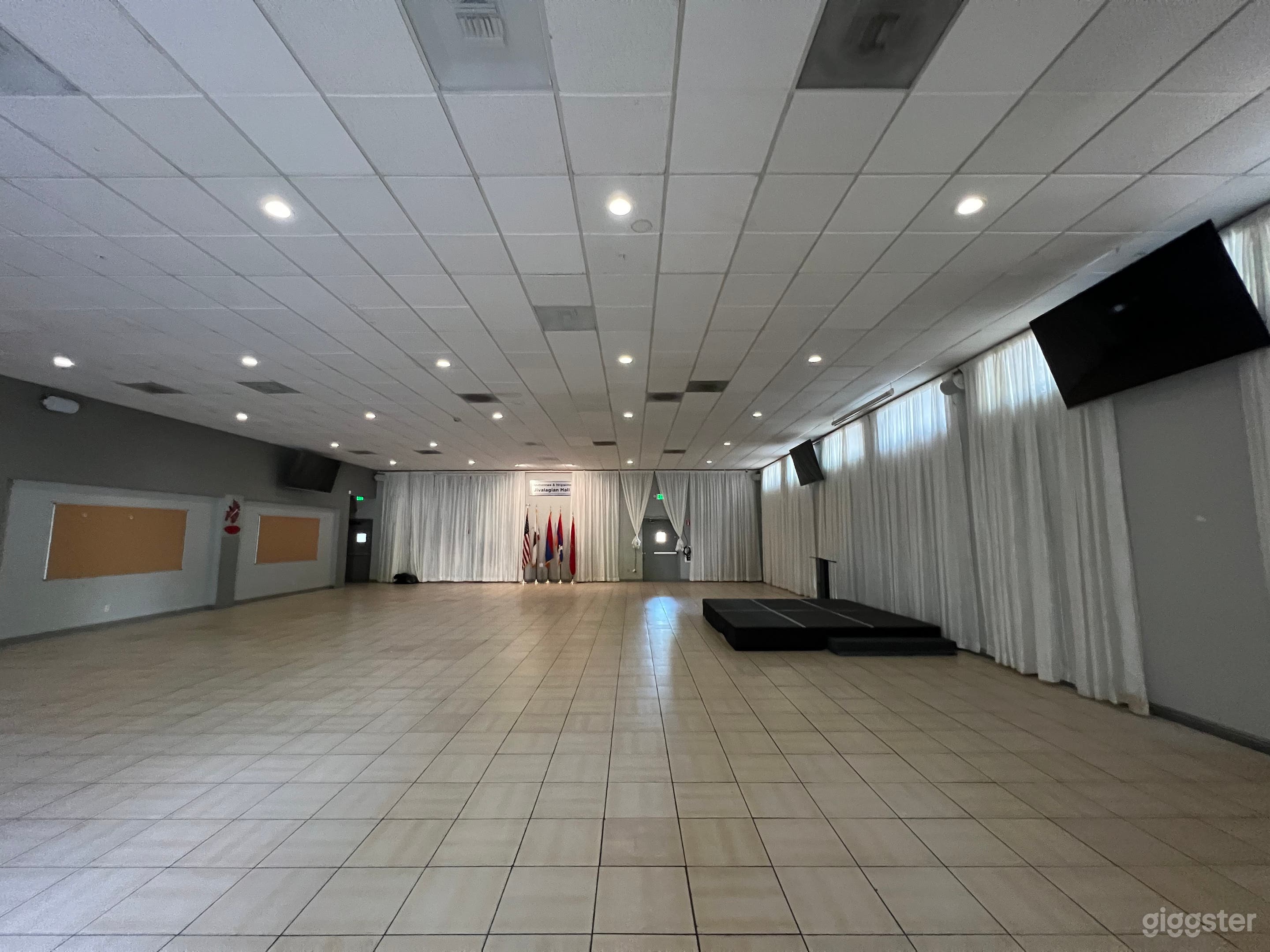 Modern indoor Basketball court + additional facilities Photo 2