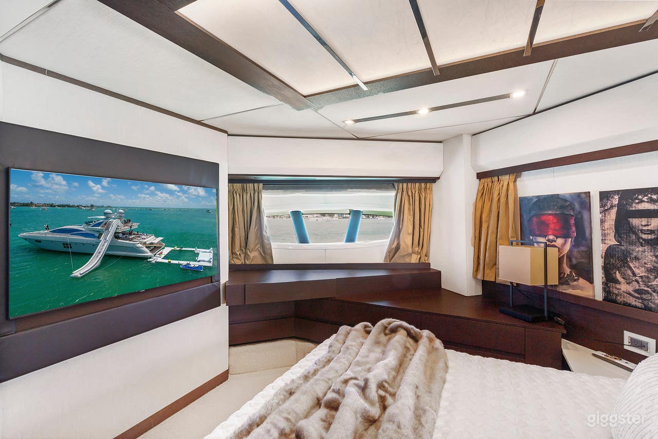 Tremendous, World-Class 103FT AZIMUT Party Yacht Space Events Photo 3