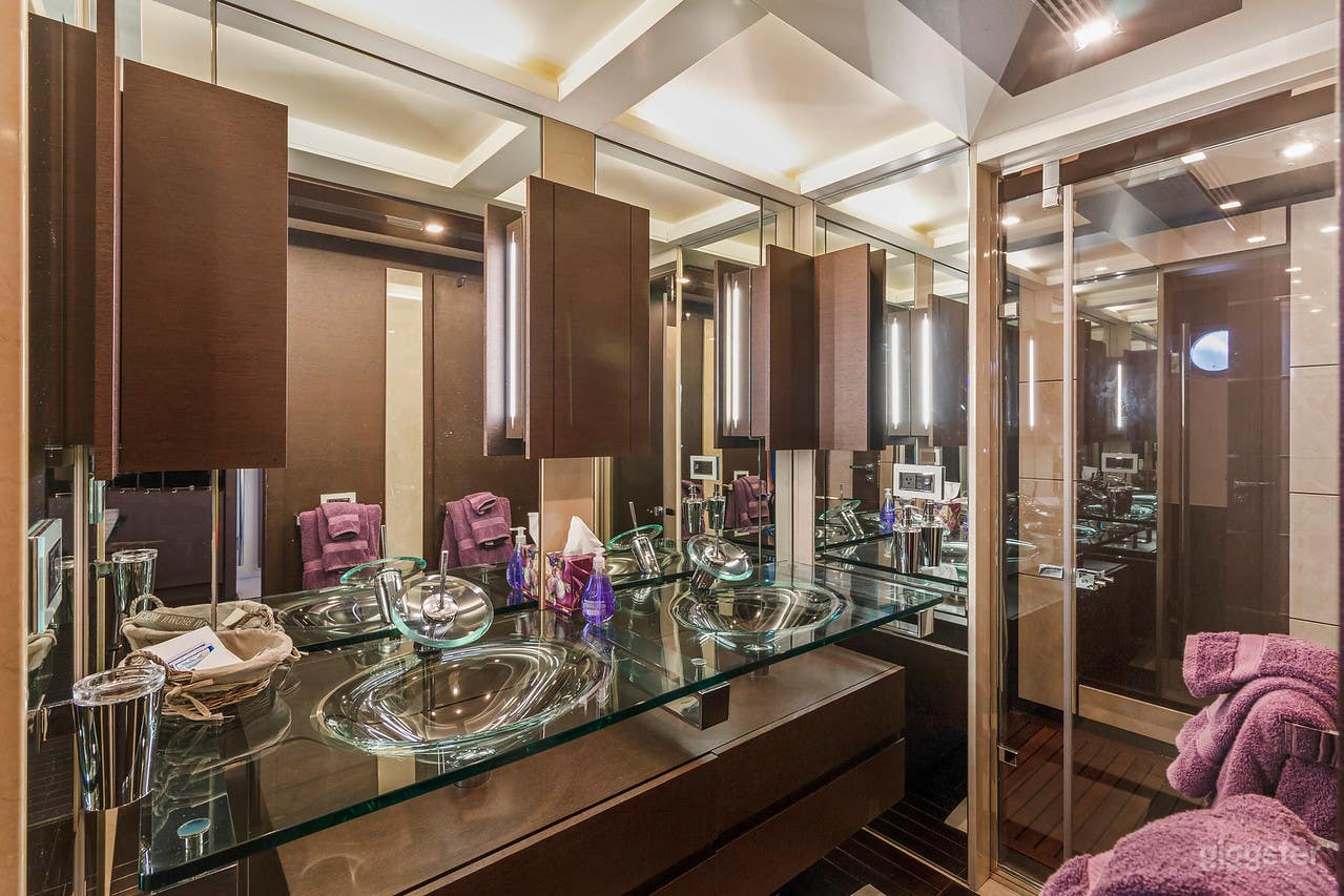 Tremendous, World-Class 103FT AZIMUT Party Yacht Space Events Photo 4