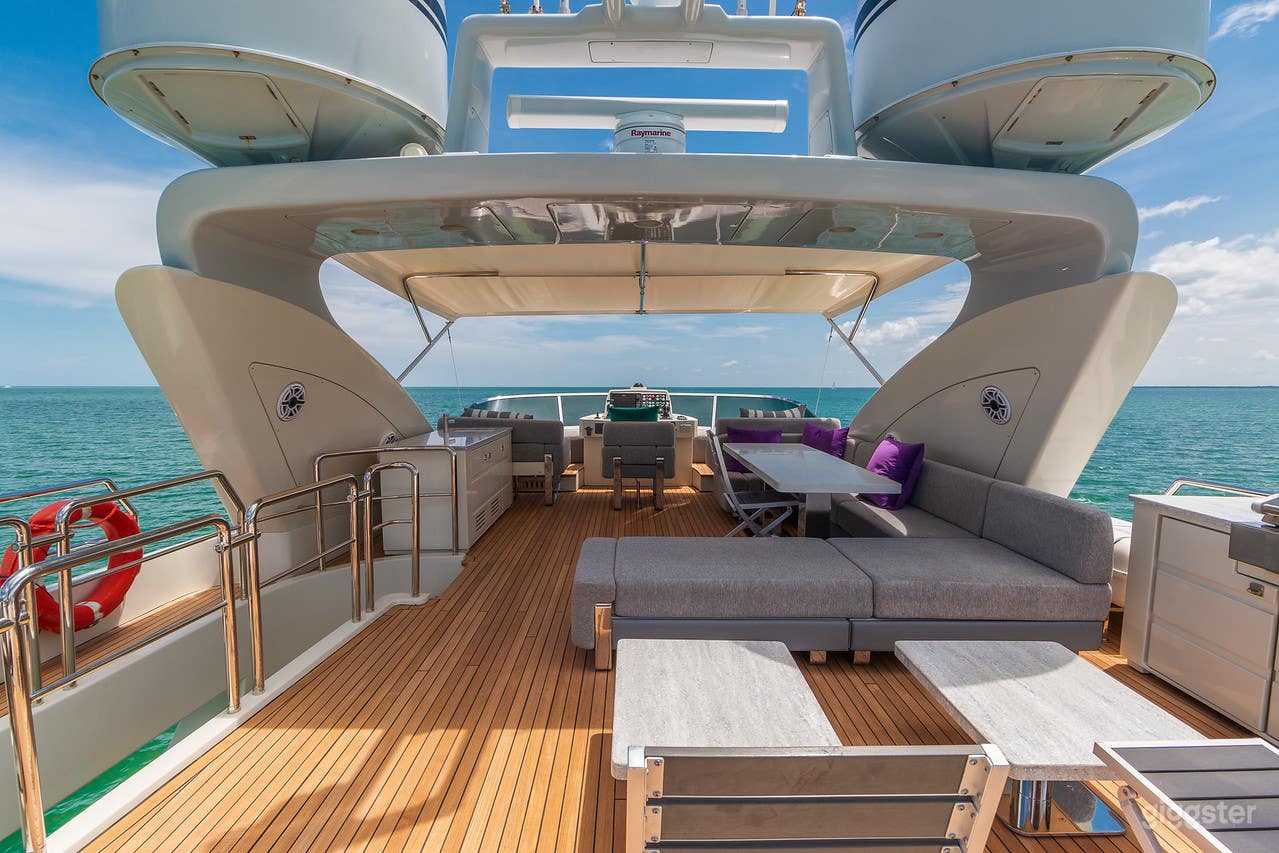 Tremendous, World-Class 103FT AZIMUT Party Yacht Space Events Photo 2