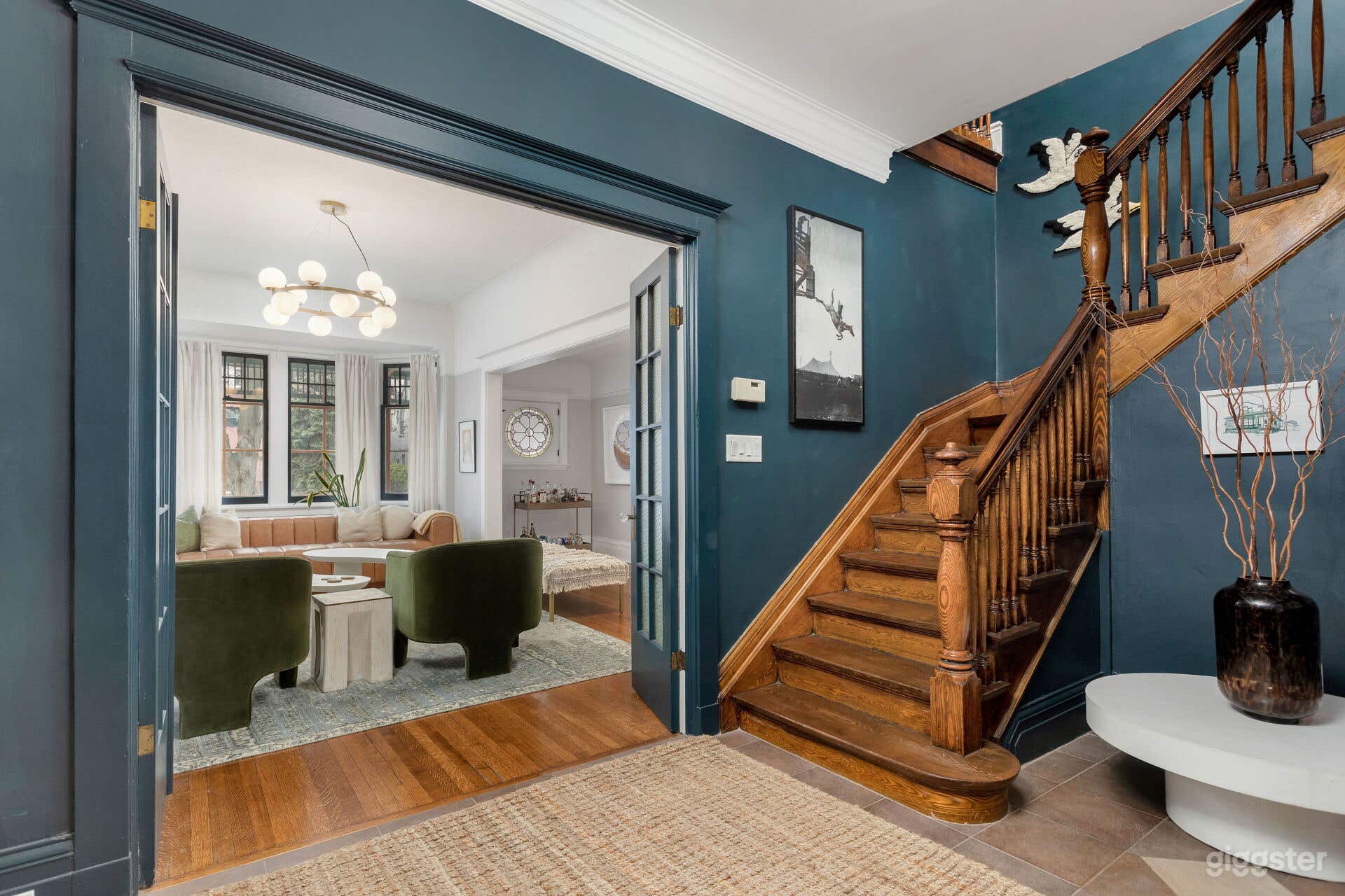 Charming, wraparound porch house in Parkdale Photo 4