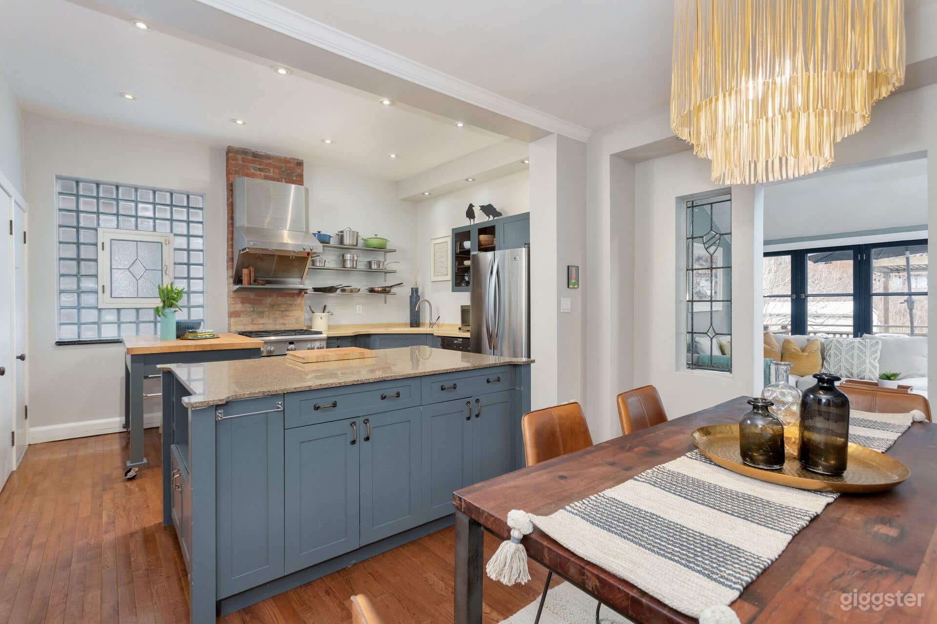 Charming, wraparound porch house in Parkdale Photo 2